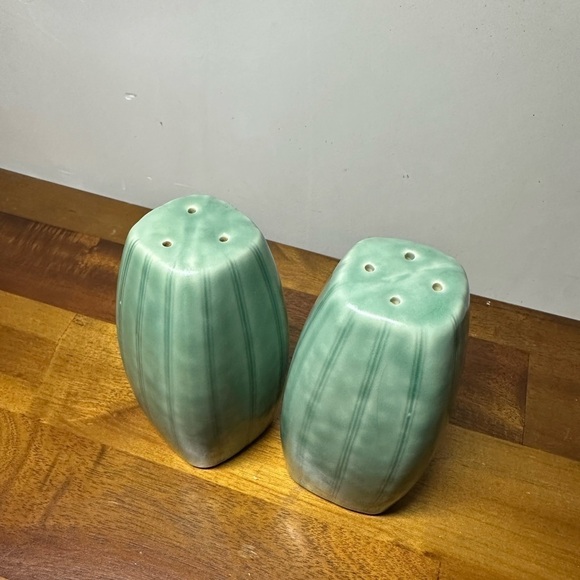 Pfaltzgraff Naturewood Serenity Green Porcelain Salt & Pepper Shakers - Picture 4 of 7